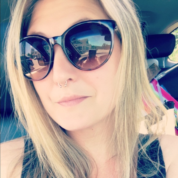 Profile Picture of Michelle Goddard (@mg1185) on Poshmark