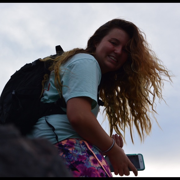 Profile Picture of Cassidy Steele (@cassidaisie) on Poshmark