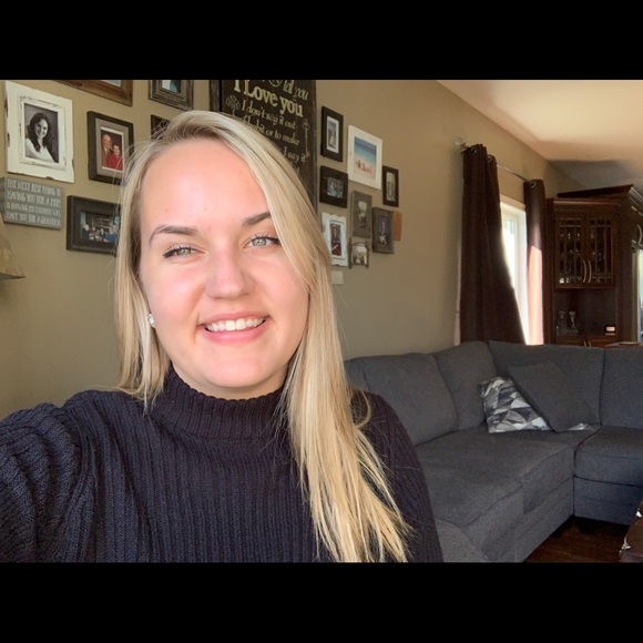 Profile Picture of Mandy Steele (@mandysteele19) on Poshmark