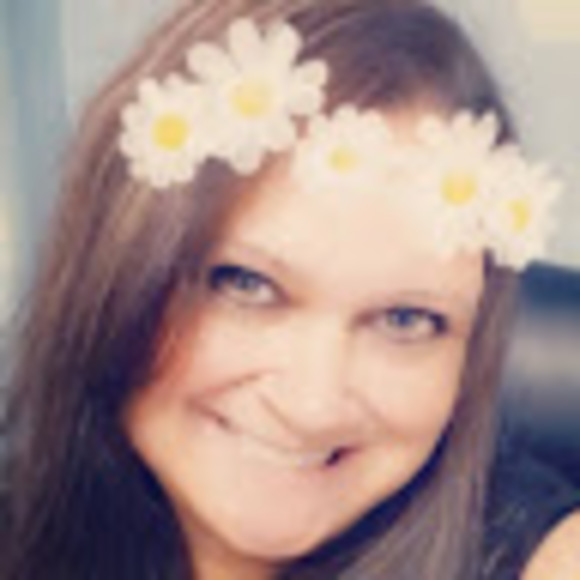 Profile Picture of Mary jo Addler (@queenbean70) on Poshmark