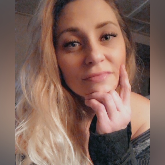 Profile Picture of Audra Lindfors (@audi80) on Poshmark