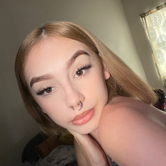 Profile Picture of Kim Reza (@kimreza) on Poshmark