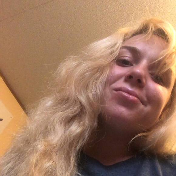 Profile Picture of Amanda Halstead (@amandakhb) on Poshmark