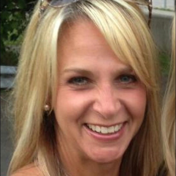 Profile Picture of Lisa Snedden (@lisasnedden) on Poshmark