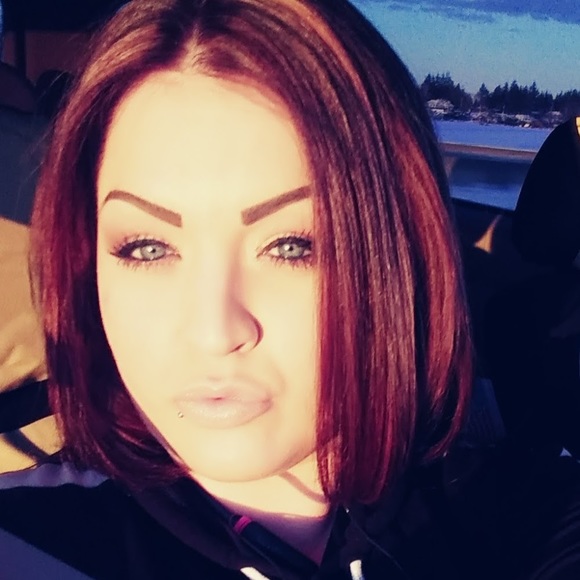 Profile Picture of Janise Burnsides (@janiseburnsides) on Poshmark