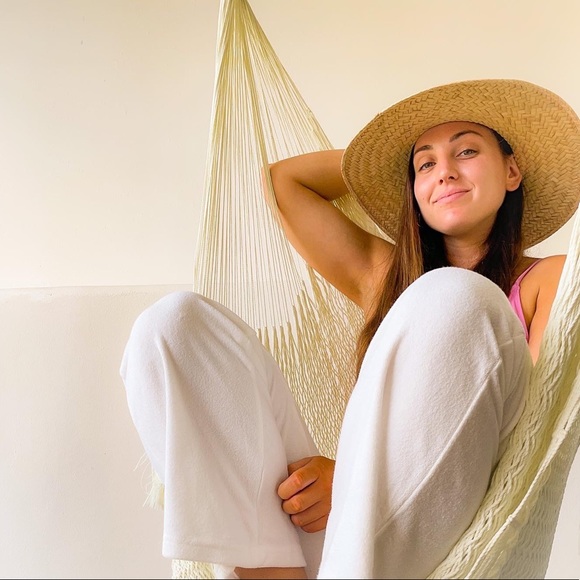 Profile Picture of Amanda Yoest (@ayoest) on Poshmark