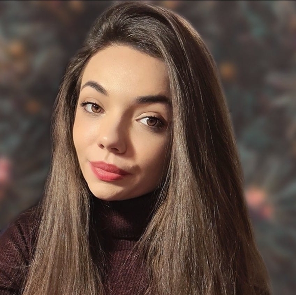 Profile Picture of Andreea Dascălu (@andreeasilvia) on Poshmark