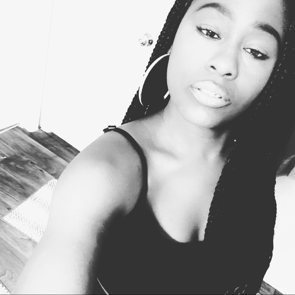 Profile Picture of Bianca Webb (@hunniebee0321) on Poshmark