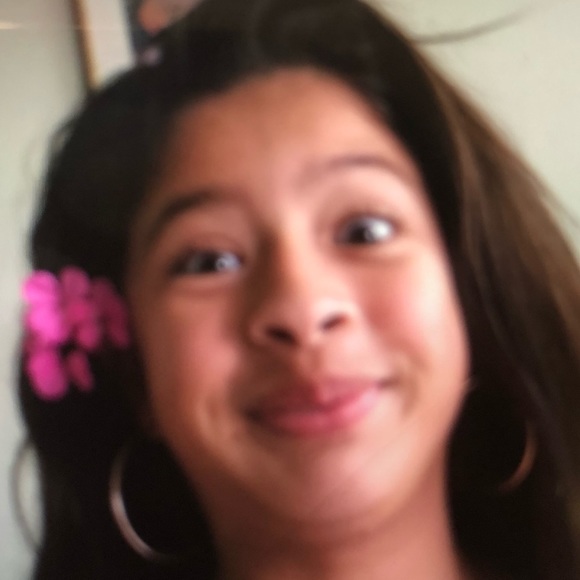 Profile Picture of Emily Alvarez (@lovelyemilyyy) on Poshmark