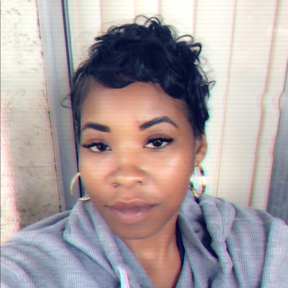Profile Picture of Kia Roberts (@kiajrob85) on Poshmark