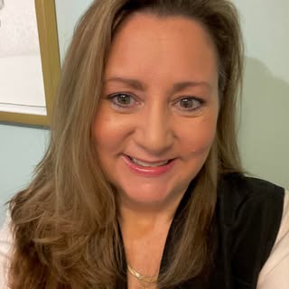 Profile Picture of Robin Oakley -Styles by Robin (@hairbyrobinoakley) on Instagram