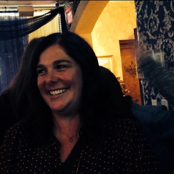 Profile Picture of Amy Muellner (@amyrm11) on Poshmark