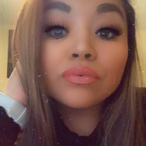 Profile Picture of Alejandra Moya (@vmoya429) on Poshmark