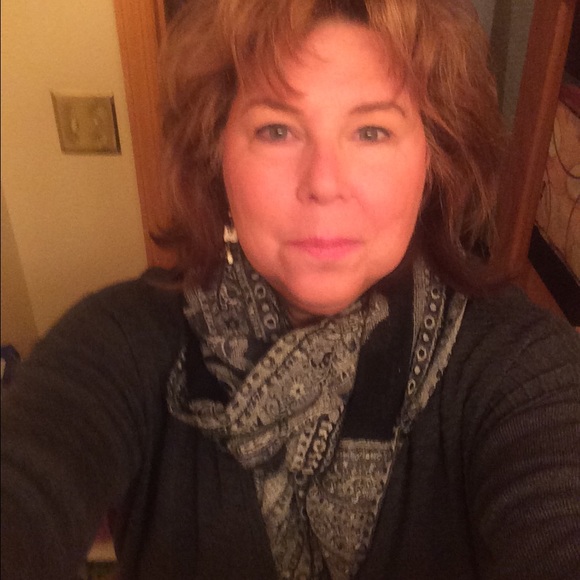 Profile Picture of Geraldine Chenot (@gigiandcici) on Poshmark