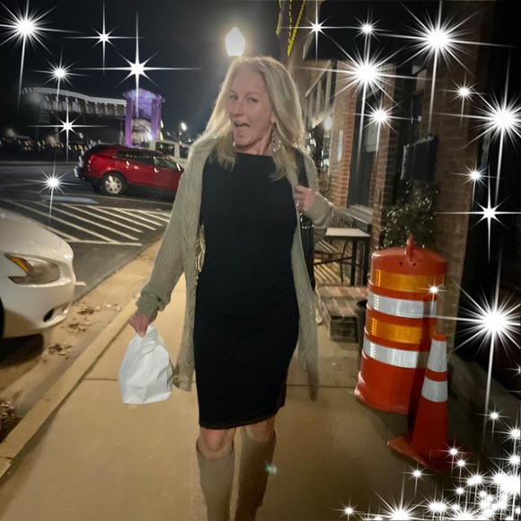 Profile Picture of Jennifer Weir (@jmweir) on Poshmark