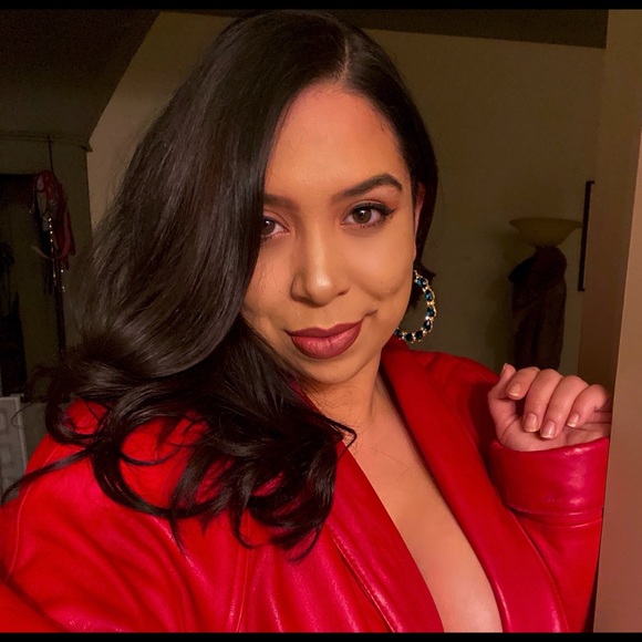 Profile Picture of Valerie Charnetski (@valchar) on Poshmark