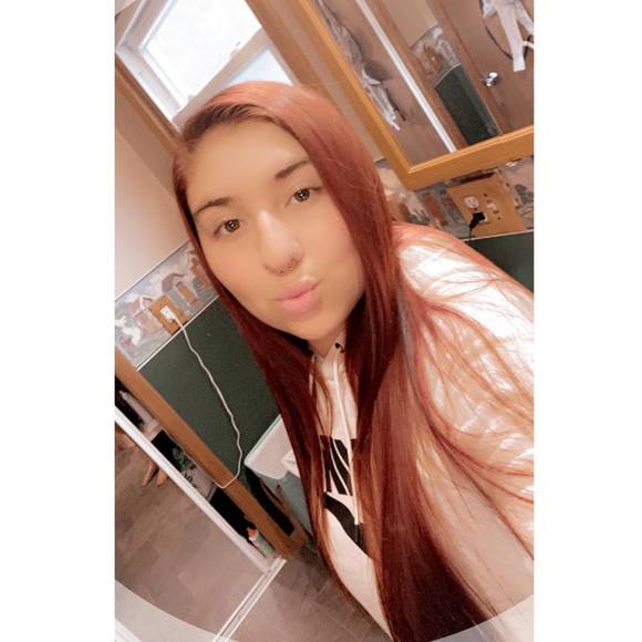 Profile Picture of Hanna Longerbeam (@hannalongerbeam) on Poshmark
