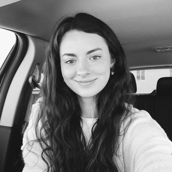 Profile Picture of Tiffanie Quast (@tiffaniequast) on Poshmark