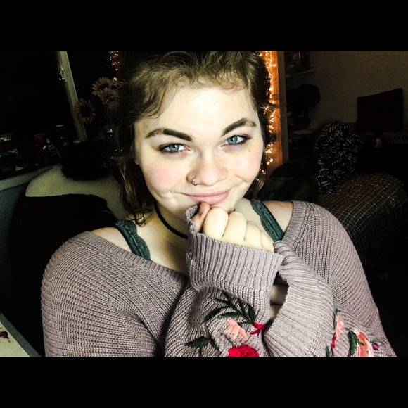 Profile Picture of Phoebe Cochran (@pezzep_pop) on Poshmark