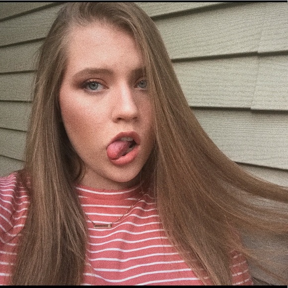 Profile Picture of Shea Utley (@sheautley) on Poshmark