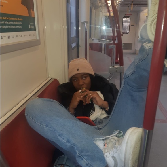 Profile Picture of Essie Johnson (@essie_johnson) on Poshmark