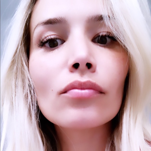 Profile Picture of Laura Camelo (@laucamelo_507) on Poshmark