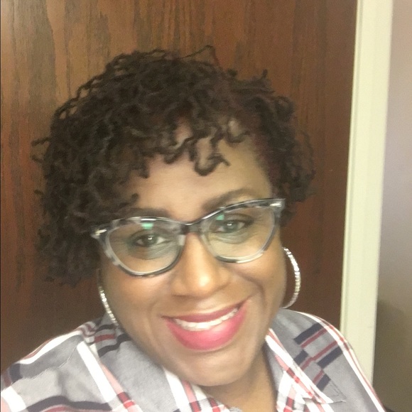 Profile Picture of Traci Palmer (@teapea1) on Poshmark