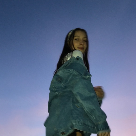 Profile Picture of Maddie Levake (@maddielevake) on Poshmark