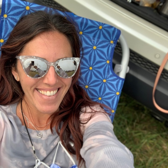 Profile Picture of Laura Gussis (@lmfa22) on Poshmark