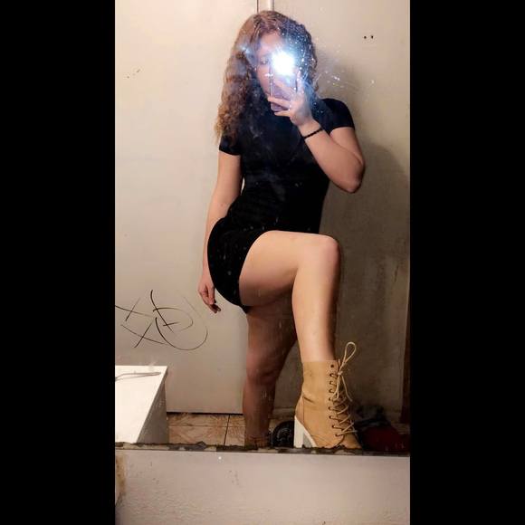 Profile Picture of Dezirae Havansek (@deziraehavansek) on Poshmark