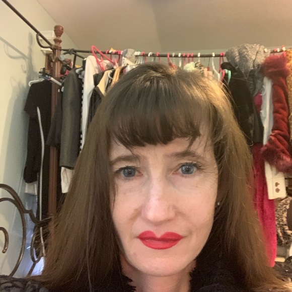 Profile Picture of Laura Champagne (@laura_champagne) on Poshmark
