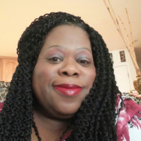 Profile Picture of Joanne Clark (@jazzyjora1962) on Poshmark