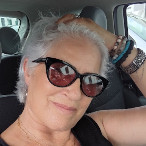 Profile Picture of Edla Arruda (@edlaarruda25) on Poshmark