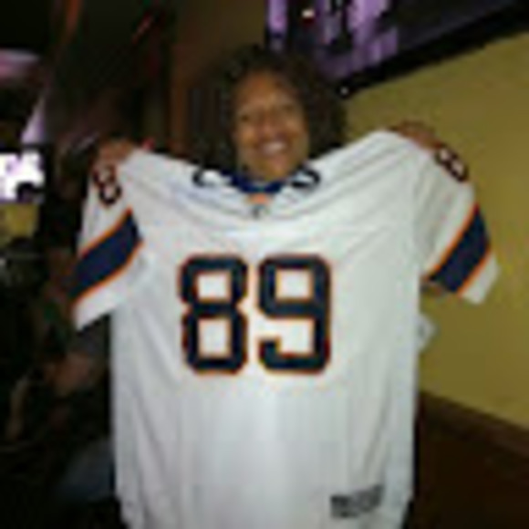 Profile Picture of Revonda Leonard (@vonda605) on Poshmark