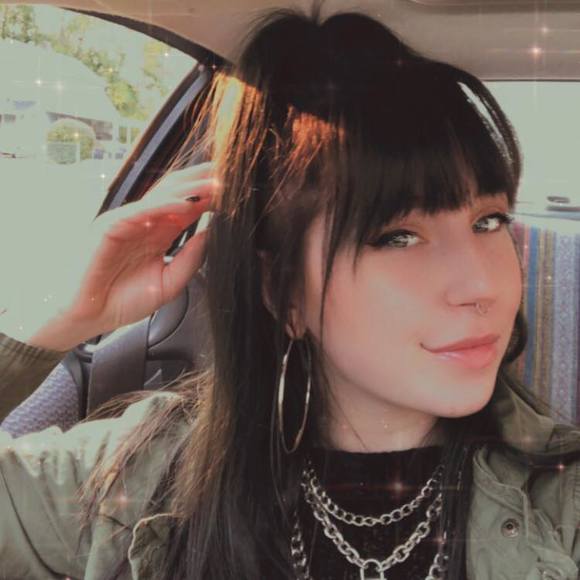 Profile Picture of Shelby Karoly (@shelbykaroly) on Poshmark