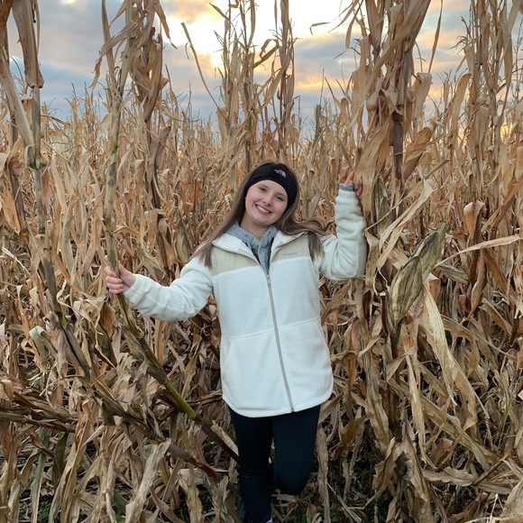 Profile Picture of Hannah Bates (@hannah_armybrat) on Poshmark