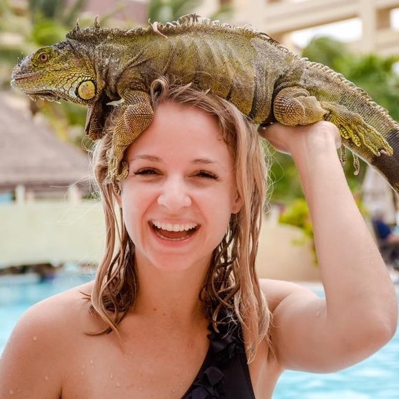 Profile Picture of Dani Winskowski (@daniwins) on Poshmark