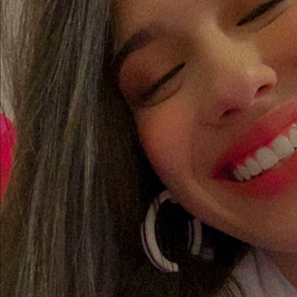 Profile Picture of Alejandra Paredes (@gapc3100) on Poshmark