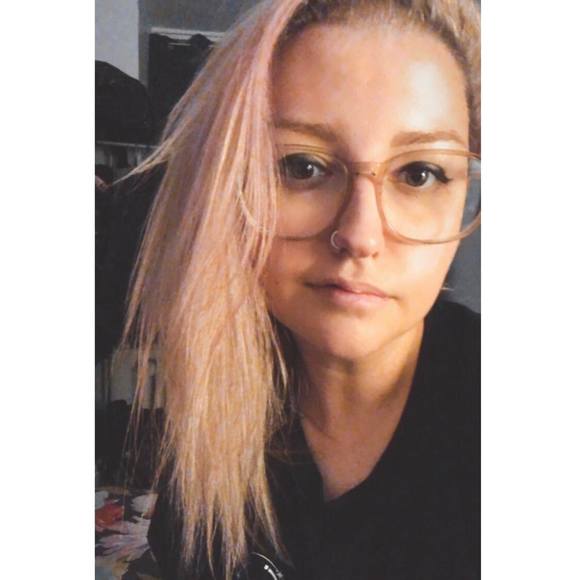 Profile Picture of Kate Mackenzie (@ymfreak) on Poshmark