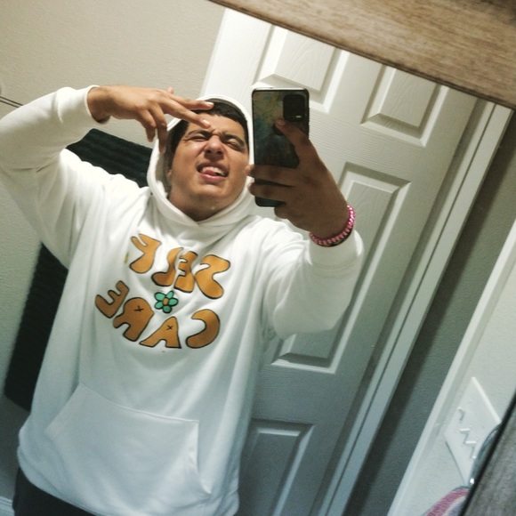 Profile Picture of Edward Enriquez (@eazzye1213) on Poshmark