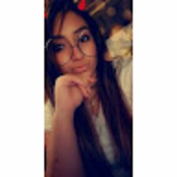 Profile Picture of Valerie Castro (@valeriecastr999) on Poshmark