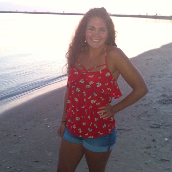 Profile Picture of Brooke Bedingfield (@babedingfield) on Poshmark
