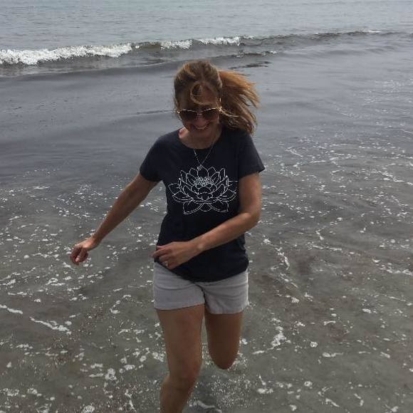 Profile Picture of Sharon Lynde (@sharonlynde) on Poshmark