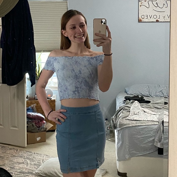Profile Picture of Joelie Carey (@joeliec22) on Poshmark