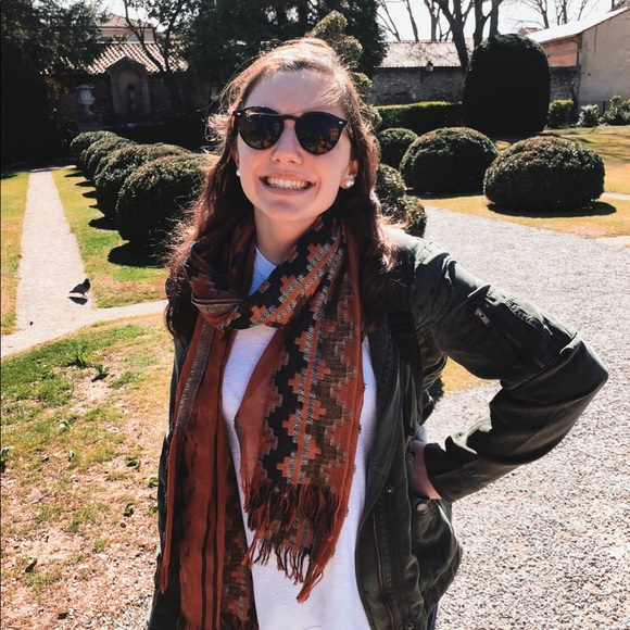 Profile Picture of Jillian Ansell (@jillianansell) on Poshmark