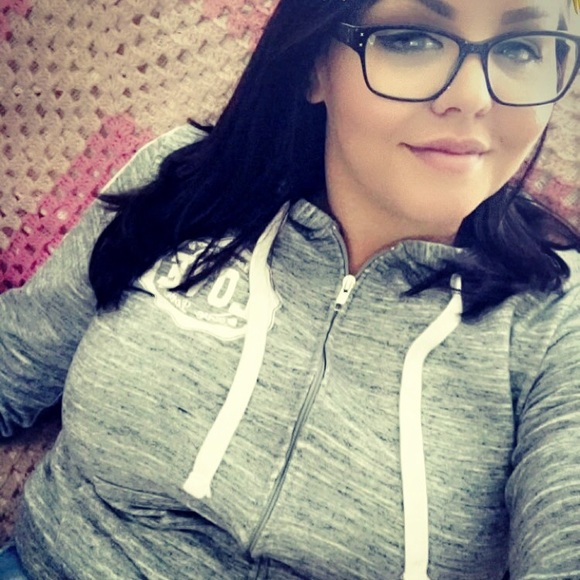 Profile Picture of Lynzee Campbell (@lynzeescloset) on Poshmark