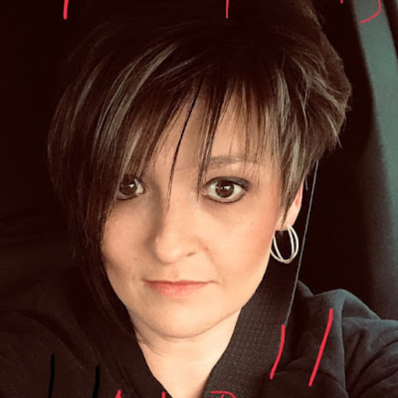 Profile Picture of Amanda Till (@atill5479) on Poshmark