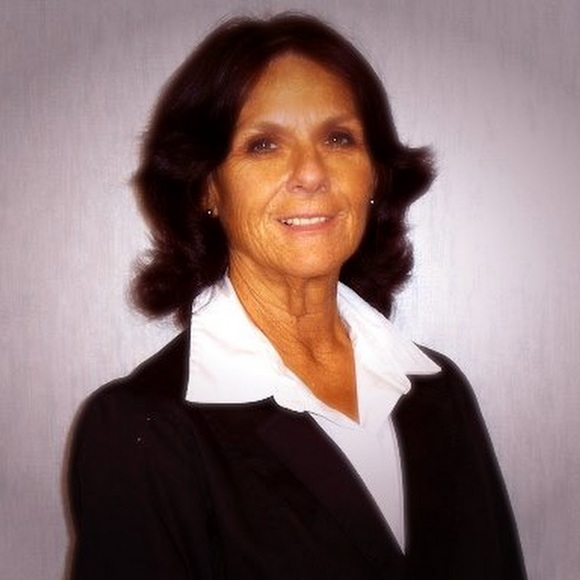 Profile Picture of Debra Sterrett (@pmp182) on Poshmark