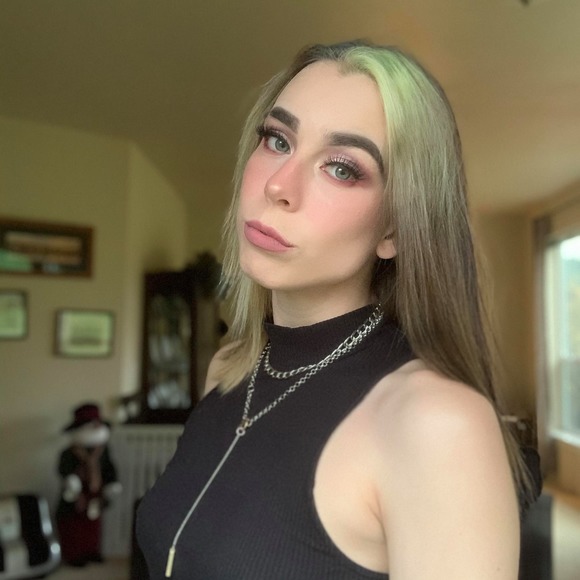 Profile Picture of Tatum Scoville (@txtumrxse) on Poshmark