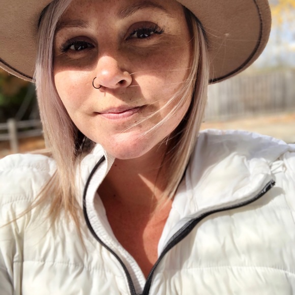 Profile Picture of Rachelle Dagg (@rachelledd) on Poshmark